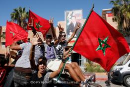 Image du Maroc Professionnelle de  Les habitants de Laayoune agitent leur drapeau national dans les rues de la ville durant la visite du Roi Mohammed VI du Maroc qui entame une campagne pour promouvoir le plan de décentralisation marocain et stimuler les investissements à Laayoune, samedi 7 novembre 2015. Le Roi Mohammed VI effectue sa première visite officielle au Sahara depuis 2006, à l'occasion du 40e anniversaire de la Marche verte, son père, le défunt roi Hassan II, avait envoyé 350 000 Marocains sans armes pour recouvrir l'intégrité territoriale du Maroc. (Photo / Abdeljalil Bounhar) 